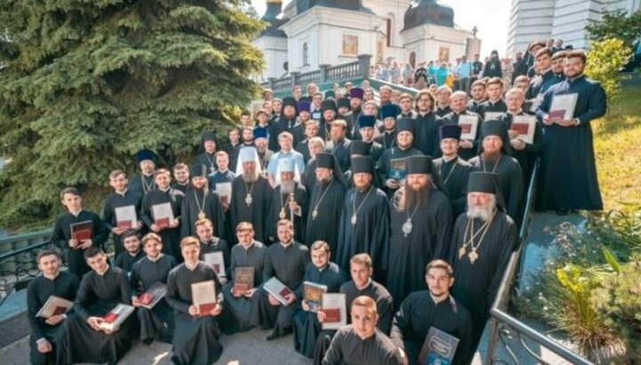 Традиционное фото выпускников КДАиС с Предстоятелем УПЦ. Фото: church.news.ua