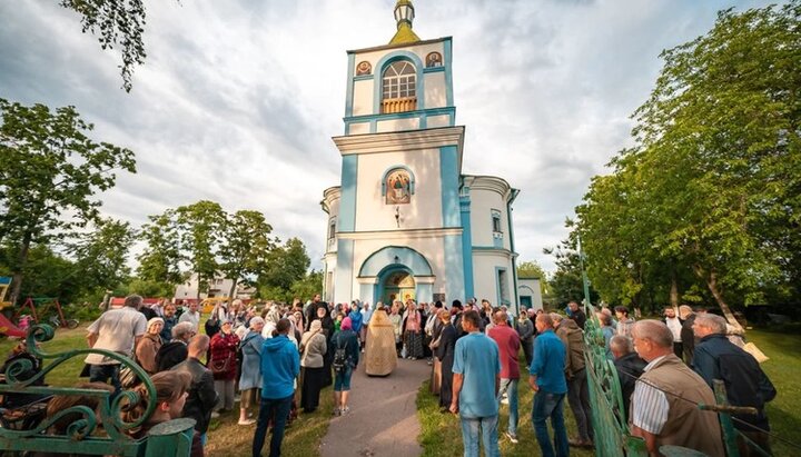 Прихожане Троицкого храма в Переяславе остались верными УПЦ. Фото: news.church.ua