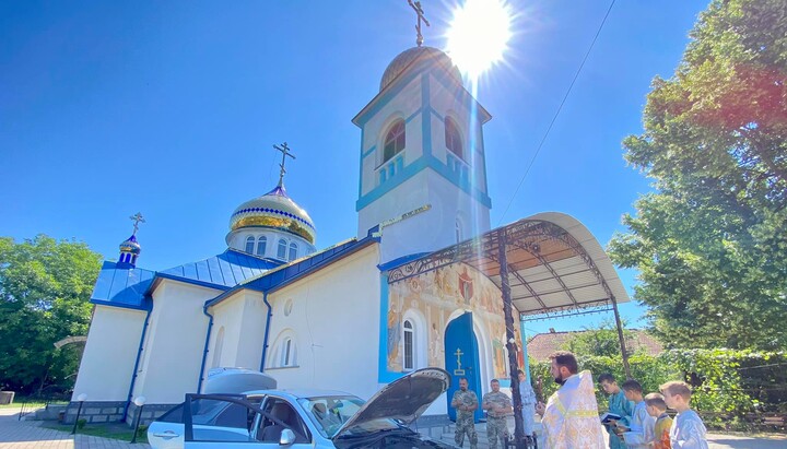 Парафіяни храму Мукачівської єпархії купили автомобіль для ЗСУ