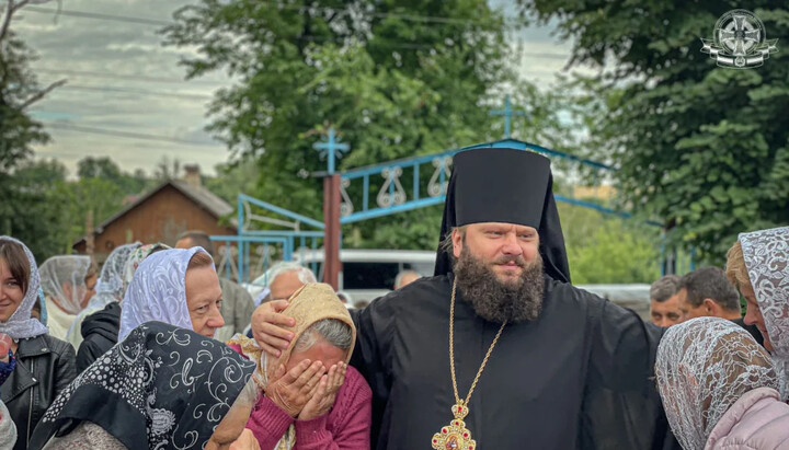 Єпископ Пимен звершив літургію біля опечатаного храму в Хорові