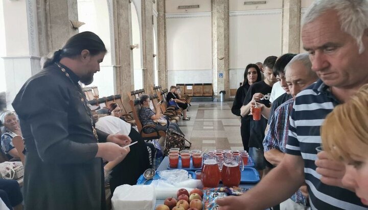 На одесском вокзале клирики и волонтеры УПЦ угощают трапезой беженцев. Фото: пресс-служба Одесской епархии УПЦ