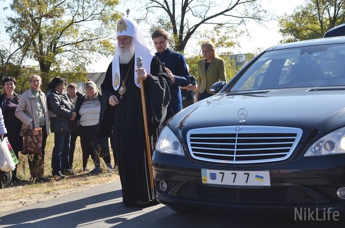 Слідство: Київський Патріархат торгував гуманітаркою на «Сьомому кілометрі»