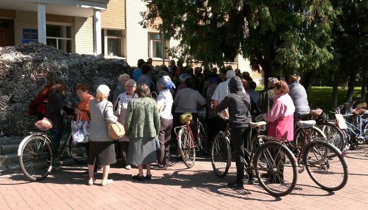 Сторонники ПЦУ под стенами Менского городского совета.Фото: suspilne.media