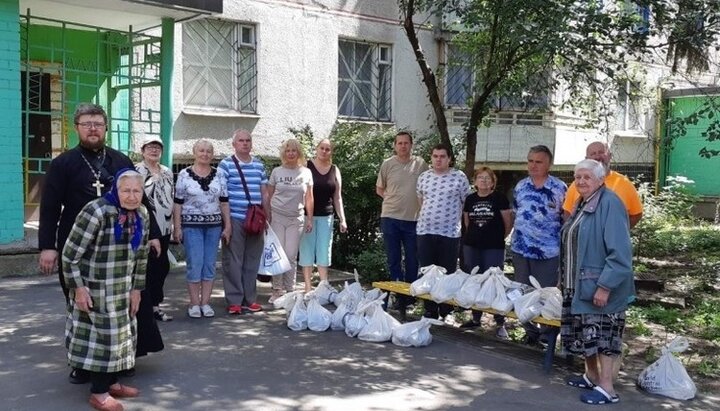 У Харкові клірики УПЦ роздали продукти мешканцям міста та переселенцям