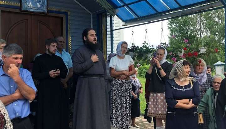 Наколаевская община УПЦ в Гильче защитила свой храм от пцушников. Фото: rivne.church.ua