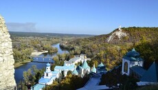 На пам'ятнику біля Святогірської лаври встановили прапор України