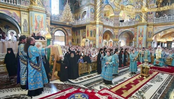 Тисячі вірян УПЦ виконали тропар Почаївської ікони Богородиці