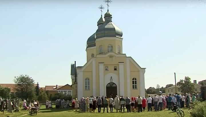 У Кам'янці ПЦУшники оббрехали священника УПЦ і готуються захопити його храм