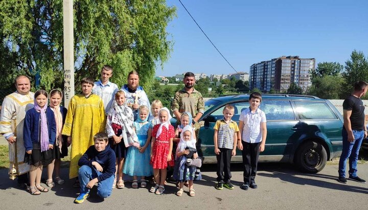 Прихожане храма в честь святой Великомученицы Екатерины передали на передовую автомобиль. Фото: pravoslavna.volyn.ua