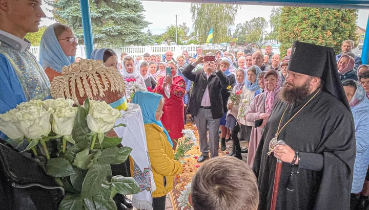 Архиепископ Пимен разделил с прихожанами радость престольного праздника. Фото: пресс-служба Ровенской епархии