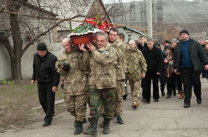 На Полтавщині та в Запоріжжі священики УПЦ проводили в останній путь українських воїнів