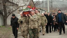 На Полтавщині та в Запоріжжі священики УПЦ проводили в останній путь українських воїнів