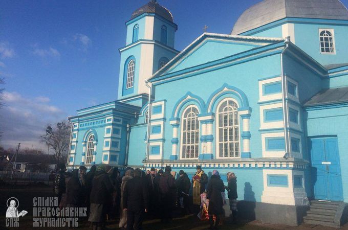 UOC Believers in Ptycha Stay without Food and Water in the Besieged Church for Third Day