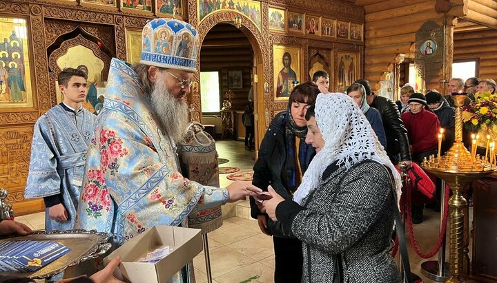 В Запорожье вручили 100 сертификатов беженцам и пострадавшим от обстрелов