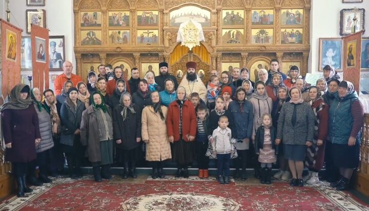 Настоятель и община храма в Рынгаче. Фото: скриншот t.me/orthobuk