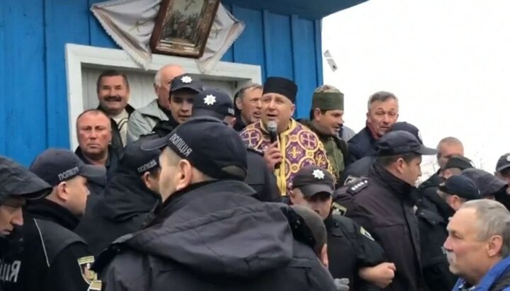 Полиция не допустила захват Вознесенского храма в Рынгаче. Фото: скриншот видео YouTube-канала СПЖ