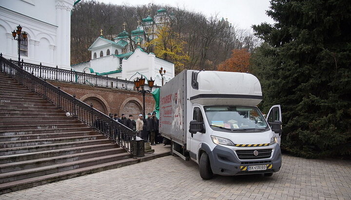 До Святогірської лаври привезли гуманітарний вантаж із Шепетівської єпархії