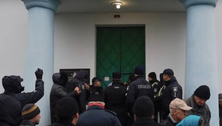 OCU raiders locked themselves inside the seized UOC church in Pereyaslav. Photo: a video screenshot from the 