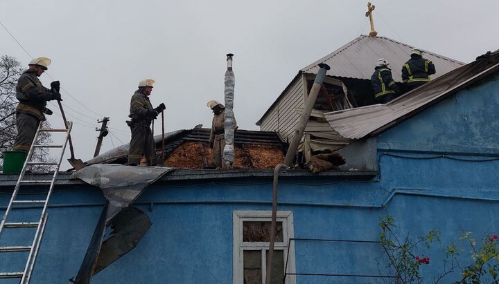 Рятувальники ліквідували пожежу в храмі Різдва Пресвятої Богородиці в Андріївці. Фото: ГУ ДСНС України в Харківській області