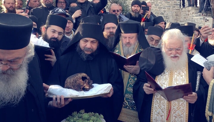 Чин набуття мощей старця. Фото: скріншот з YouTube-каналу Holy Great Monastery of Vatopedi