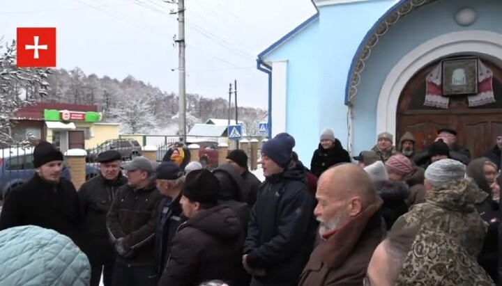 ПЦУшники били и женщин, и детей, и священников. Фото: скриншот видео Telegram-канала «Перший Козацький»