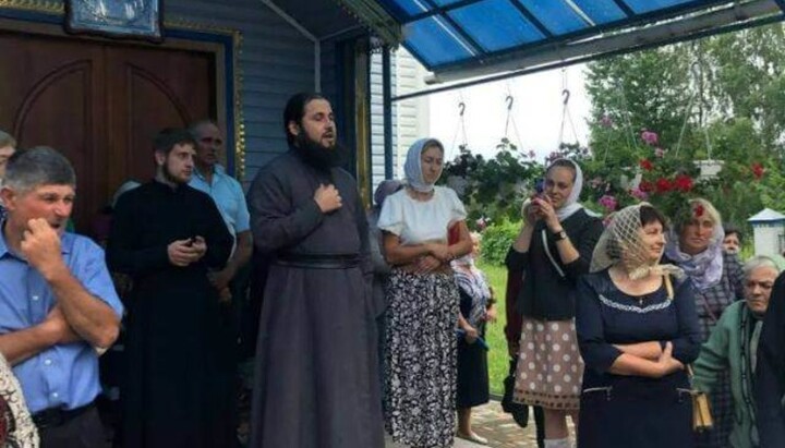 Николаевская община УПЦ возле своего храма в Гильче. Фото: rivne.church.ua