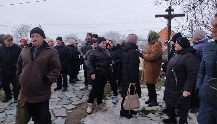 Сторонники ПЦУ собрались возле храма в селе Сингуры и требуют от общины покинуть УПЦ. Фото: suspilne.media