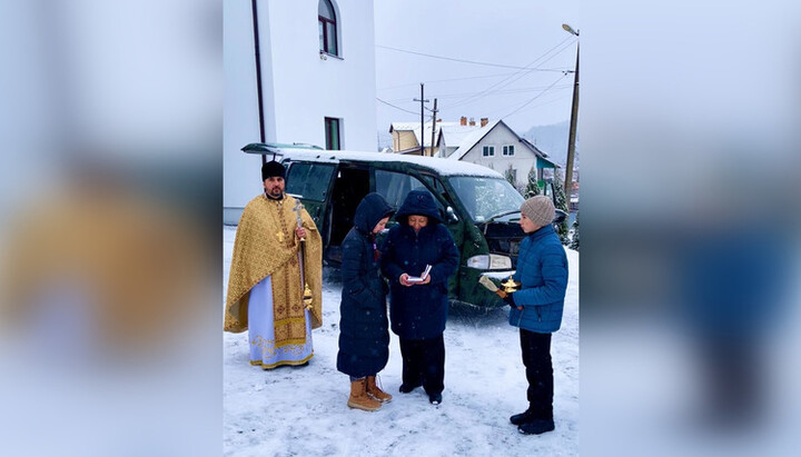 Отец Роман освятил автомобиль, который община купила для ВСУ. Фото: upc.lviv.ua