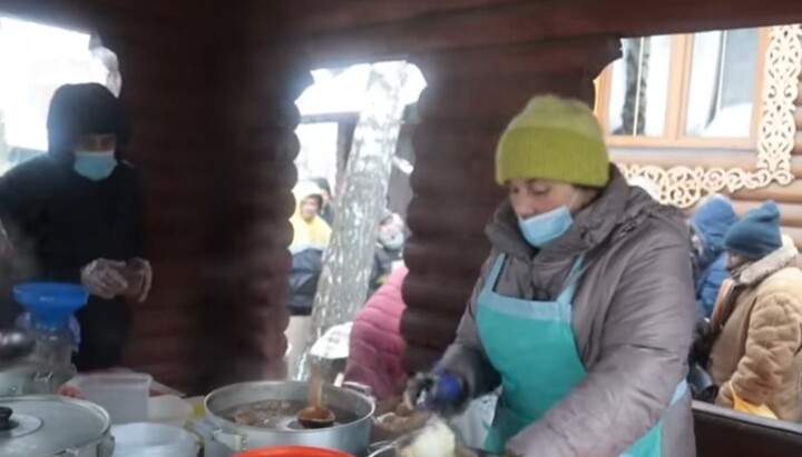 В храмі Іоасафа Білгородського організували трапези для нужденних. Фото: скріншот відео на YouТube-каналі «Перший Козацький»