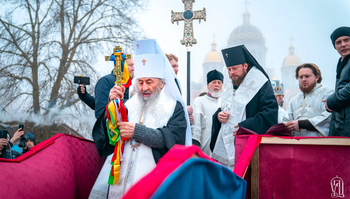 Митрополит Онуфрій освятив води Дніпра біля Свято-Покровського собору в Києві. Фото: news.church.ua