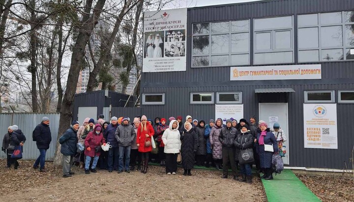 В Центре гуманитарной и социальной помощи УПЦ переселенцы и малообеспеченные киевляне получили гуманитарные наборы. Фото: Telegram-канал «Церковь помогает»