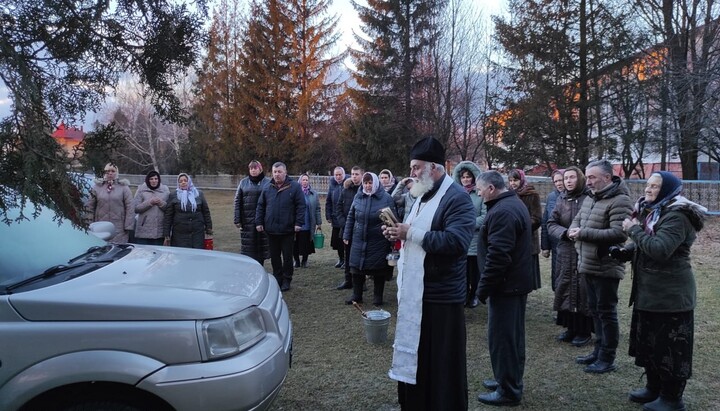 Священник храма УПЦ с. Старый Вовчинец освятил автомобиль для ВСУ. Фото: Facebook-страница «Старый Вовчинец инфо»