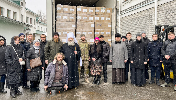 Насельники Киево-Печерской лавры и прихожане передают лекарства волонтерам. Фото: lavra.ua