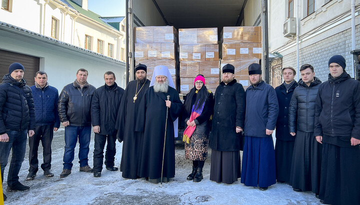 Насельники Киево-Печерской лавры и прихожане передают лекарства волонтерам. Фото: lavra.ua