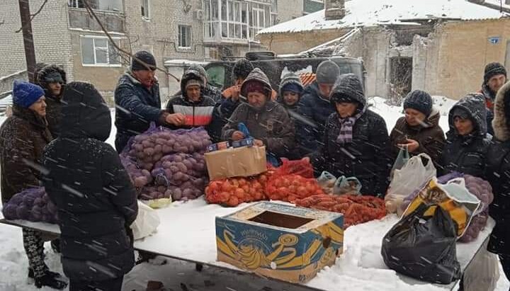 Жителі Лиману отримують гуманітарну допомогу від УПЦ. Фото: facebook.com/lesyamedvid