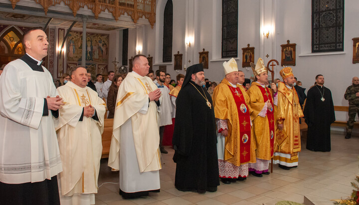 «Архієпископ» ПЦУ Митрофан Бутинський (у центрі) на католицькій месі у Харкові. Фото: test.catholic-kharkiv.org