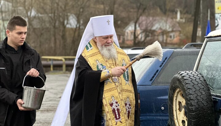 Митрополит Мукачевский и Ужгородский Феодор освятил автомобили для армии. Фото: страница митрополита Феодора в Facebook 