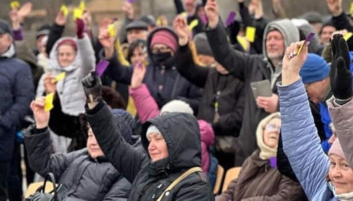 Прихильники Думенка голосують у Боярці за переведення Михайлівського храму УПЦ до ПЦУ. Фото: facebook.com/kiyivshina.NEWS