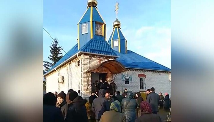 Захват храма. Фото: скриншот видео http://zhytomyr-eparchy.org