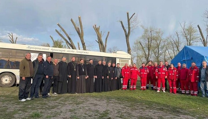 Священники УПЦ у Маріуполі. Фото: facebook протоієрей Сергій Ющик