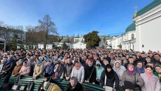 У Києво-Печерській лаврі тисячі людей моляться просто неба