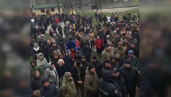 Радикалы возле православного храма Ивано-Франковска. Фото: скриншот Facebook Ивано-Франковской епархии