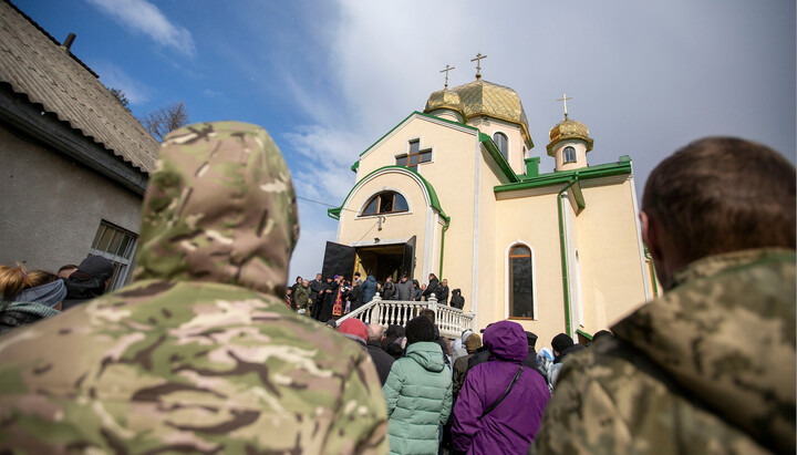 Радикалы возле собора УПЦ в Ивано-Франковске. Фото: facebook.com/ruslan.martsinkiv