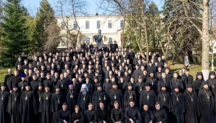 Викладачі та студенти КДАіС. Фото: news.church.ua