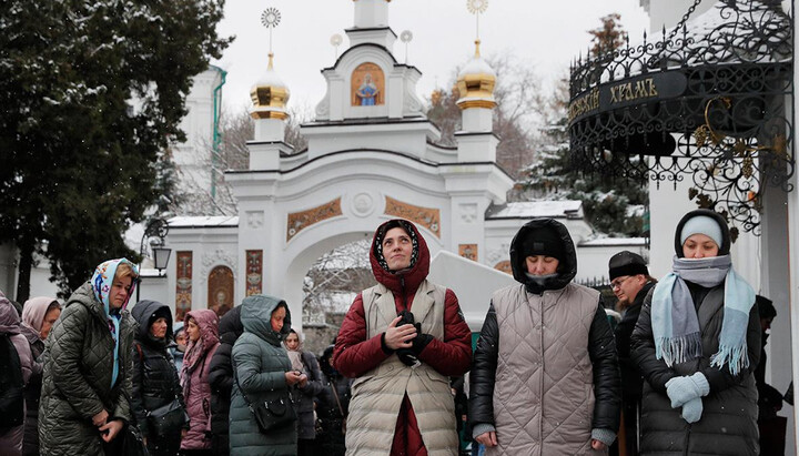 Віруючі УПЦ біля храму прп. Агапіта Печерського. Фото: rbc.ru