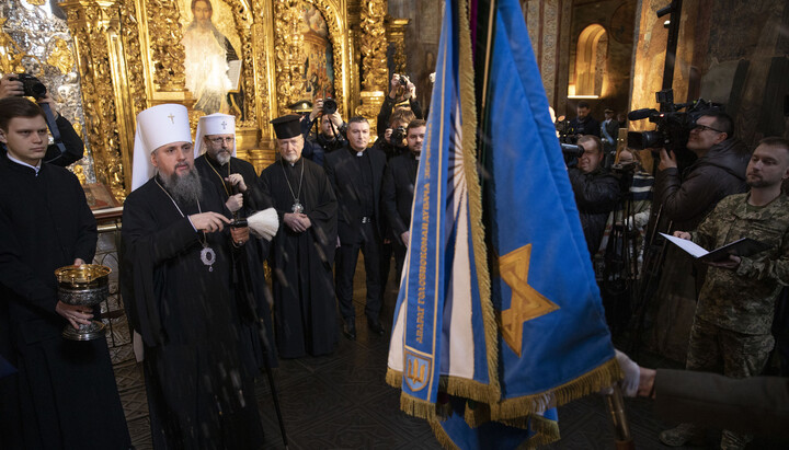 Думенко «освячує» прапор із зіркою Давида. Фото: ugcc.ua