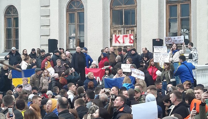 Активисты ПЦУ у собора в Хмельницком. Фото: hromadske