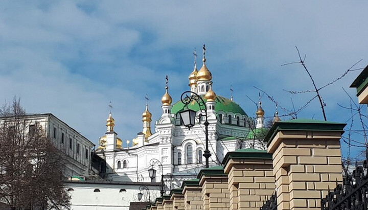 Чорні хрести на Трапезному храмі Лаври. Фото: СПЖ