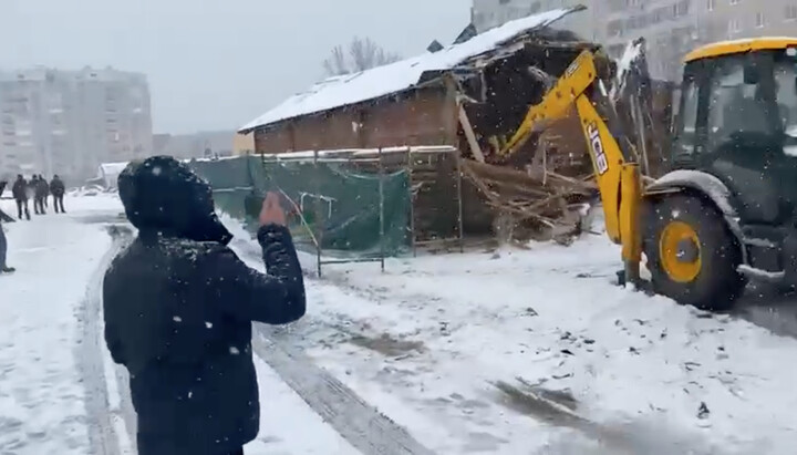 A tractor demolishing a UOC church in Lviv. Photo: a screenshot from t.me/kozytskyy_maksym_official