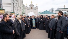 Поліція масово роздає повістки монахам Лаври та семінаристам